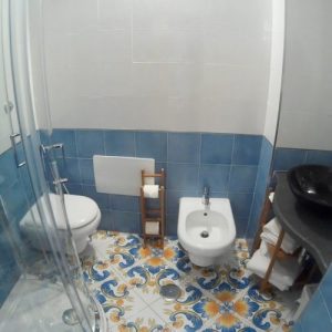 bagni-casa-niccolò-bb-napoli-10-1024x768-1-osz5ldjfyxp8pllri7lgh77ilxmo9dke8a5mq7ytfs